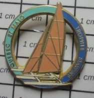 2120 Pin's Pins / Beau Et Rare / SPORTS / VOILE BATEAU VOILIER QUEBEC ST MALO TROPHEE STARPIN'S TRIMARAN - Vela