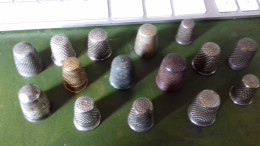 B16 / LOT DE DES A COUDRE DONT 1 EN ARGENT / 15 DES A COUDRE - Thimbles