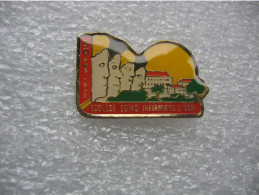 Pin's Des 50 Ans De L'ecole De Soins Infirmiers "L'abri" - Medical