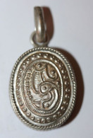 Belle Boite Pendentif Oriental En Métal Argenté (argent ?) Reliquaire ? - Ethniques