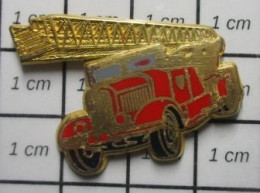 713B  Pin's Pins / Beau Et Rare / POMPIERS / CAMION LAFFLY 1937 GRANDE ECHELLE Par BALLARD - Bomberos