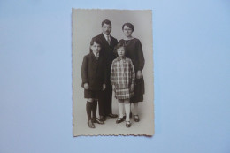 Carte Photo  -  Famille  -  Photogaphie H. BECKER - 10, Place Communale  -  MOLENBEEK  -  Belgique - Straßenhandel Und Kleingewerbe