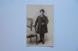 Carte Photo  - Jeune Garçon   -  Photogaphie H. BECKER - 10, Place Communale  -  MOLENBEEK  -  Belgique - Ambachten