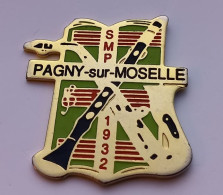 G47 Pin's Musique Harmonie Fanfare SMP PAGNY SUR MOSELLE 1932 FLÛTE SAXO Achat Immédiat - Muziek