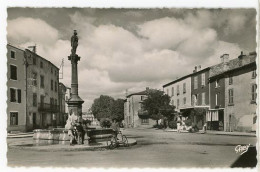 63 VIC-le-COMTE ++ Place Du Jeu De Paume ++ - Vic Le Comte