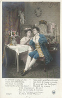 FANTAISIES - Hommes - Homme - Femme - Un Couple Se Tenant Côte à Côte Autour D'une Table - Carte Postale Ancienne - Männer