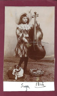 050424D - PHOTO ANCIENNE Fillette Chapeau Violoncelle Chien Jack Russel - Objets