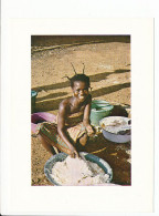 Carte Double 10.5 X 14  Tchad ?  Fillette Rapant Le Manioc (Photo Trichet)    Avec Correspondance à L'intérieur - Chad