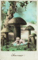 Champignons * CPA Carte Photo * Champignon Mushroom Mushrooms Enfant Bébé - Paddestoelen