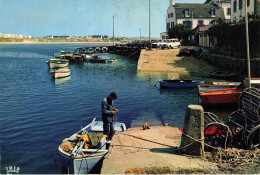 Le Pouldu * Le Petit Port * Au Fond Le Village De Vacances Et La Plage * Pêche Bateau Pêcheur Casiers - Le Pouldu