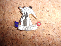 Pin's 5° Internationaux De France De Karaté - 1992 - Sport De Combat - Kimono - Other & Unclassified