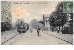 95 . N°49292 . Nesles La Vallée . Gare Des Chemins De Fer.train.en L Etat - Nesles-la-Vallée