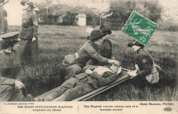 MILITARIA - Guerre - Les Dames Ambulancières Anglaises Soignant Un Blessé - Animé - Carte Postale Ancienne - Other Wars