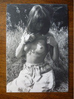 PHOTO AMATEUR ANNEES 1970 NATURISTE NUDISTE STYLE HIPPIE QUI SE DESHABILLE - Non Classés