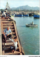 AJKP6-0629 - PECHE - LE PAYS BASQUE - SAINT-JEAN-DE-LUZ - LE PORT DANS LE FOND - LA RHUNE  - Fishing