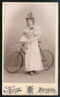 Cca 1900 Nőnek öltözött Férfi Biciklivel. Henry Anver Vizitkártya / Man Dressed As Woman With Bike Cdv - Autres & Non Classés