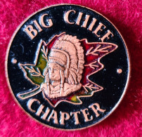 SUPER PIN'S "INDIEN BIG CHIEF CHAPTER " Base Email Cuivré Cloisonné, Signé Artisse Régina - Personnes Célèbres