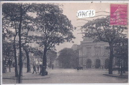 PARIS- PLACE GAMBETTA - Plätze