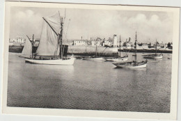 Finistère : GUILVINEC :  Bateau  Thonier  à L 'entrée Du Port , Phare - Guilvinec