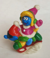 FIGURINE BOUCHON PRIME BIP 1997 SCHTROUMPF ET SCHTROUMPFETTE SUR UNE LUGE (2) - Smurfs