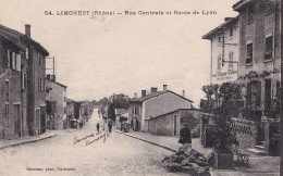 C14-69) LIMONEST (RHONE)  ROUTE DE LYON ET RUE CENTRALE - ( ANIMEE - ENFANTS - A DROITE LA POSTE - 2 SCANS ) - Limonest