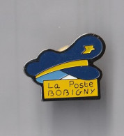 PIN'S   THEME LA POSTE  BOBIGNY  CASQUETTE POSTIER  FACTEUR   SEINE ST DENIS - Post