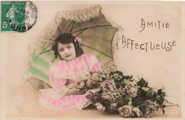 ENFANTS - Une Petite Fille Sous Un Parapluie - Amitié Affectueuse - Colorisé - Carte Postale Ancienne - Ritratti