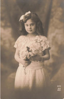 ENFANTS - Une Petite Fille Tenant Un Bouquet De Fleurs -  Carte Postale Ancienne - Ritratti