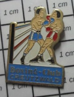 713c Pin's Pins / Beau Et Rare / SPORTS / BOXE BOXEURS BOXING CLUB CREUTZWALD - Boxing