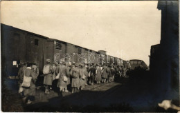 ** T2/T3 Osztrák-magyar Katonák Egy Vasútállomáson / WWI Austro-Hungarian K.u.K. Military, Soldiers At A Railway Station - Non Classés