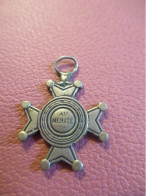 Insigne Ancien / Education/ Petite Croix " Au Mérite"/ Vers 1930-1950       INS233 - Autres & Non Classés