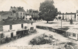 Le Poiré Sur Vie * La Grande Place Et Au Milieu L'abre De La Liberté * Café Du Commerce * Tree Bascule Poids Public - Poiré-sur-Vie