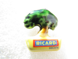 PIN'S    RICARD  SOCIÉTÉ PORCELAINE - Bebidas