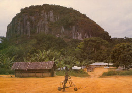 Gabon- Enfant Posant Devant Une "DRAISIENNE" De Sa Fabrication ( MÉDOUNEU" - Sonstige & Ohne Zuordnung