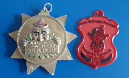 Karnevalsorden Von 1974 Aus Werrastadt Wasungen In Thüringen Und Eintrittsplakette Karnevalumzug 1999 - Fasching & Karneval