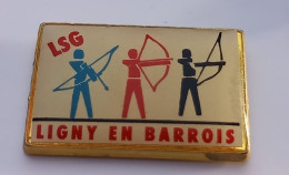 N334 Pin's Tir à L'arc Club Légion Saint Georges LSG Ligny En Barrois Meuse Achat Immédiat - Boogschieten