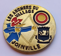 N371 Pin's Tir à L'arc Les Archers Du Vallage Joinville Haute Marne Achat Immédiat - Tiro Con L'Arco