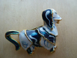 Broc-077 Broche Chien Façon Porcelaine Bleue Et Blanche,oreilles Pendantes Sur Métal Doré - Other & Unclassified