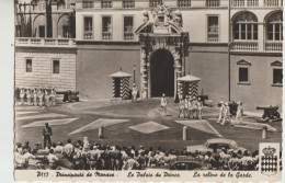 Principauté De Monaco  G  F  La Releve De La Garde Du Palais Du Prince  Tres Tres Animée Et Voitures - Tarjetas Panorámicas