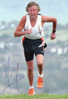 CLA - ATHLETISME - PHOTO DEDICACEE DE RON HILL - CHAMPION D'EUROPE BRITANNIQUE DU MARATHON A ATHENES 1969 - Signiert