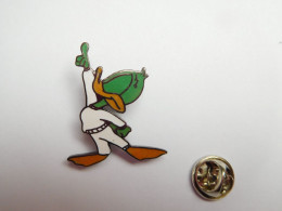 Superbe Pin's En EGF , BD Comics , Personnage , Daffy Duck , Warner Bros , Signé Démons & Merveilles - Comics