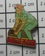 613A Pin's Pins / Beau Et Rare / SPORTS / BASE-BALL JOUEUR OUTFIELDER - Honkbal