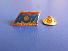 Pin's Compagnie Aérienne - AOM - Air Outre Mer - Logo Avec Epoxy (BB6) - Avions