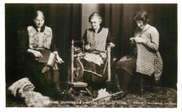 Shetland Wool Women Carding, Spinning And Knitting - Shetland