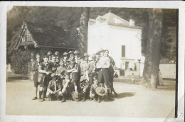 SCOUTISME - PHOTOGRAPHIE ORIGINALE ANCIENNE, LA ROCHE EN ARDENNE BELGIQUE, GROUPE DE SCOUTS DEVANT DES HABITATIONS.... - Scoutisme