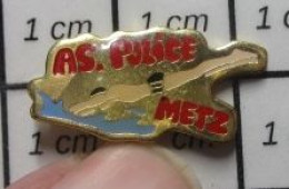 1618B Pin's Pins / Beau Et Rare / SPORTS / NATATION AS POLICE METZ Poulets Mouillés ! - Swimming