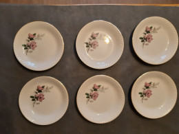 Lot 387 - 6 Assiettes Creuses GIEN Modèle CHENONCEAUX , Diamètre 22cm, Bord Doré. Bon état, Une Assiette A Un Petit Fêle - Piatti