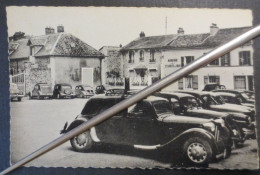 78 - Les Essarts Le Roi - CPSM - Place De La Mairie - Tractions - 203 - 2 CV - 4 CV  Etc - Collection Largemain - TBE - - Les Essarts Le Roi