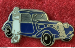 SUPER PIN'S "traction CITROËN BLEUE" Avec Passagère En ZAMAC Base ARGENT - Citroën