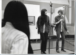 C6022/ Sonny And Cher Im Studio Original Pressefoto Foto 29 X 21 Cm Ca.1968 - Autres & Non Classés